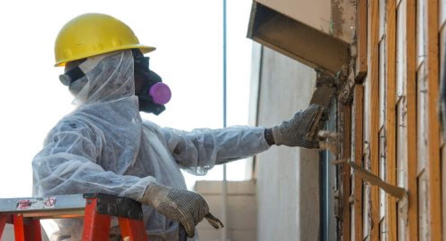 Om asbest te verwijderen moet een aantal maatregelen genomen worden om te voorkomen dat werknemers blootgesteld worden aan asbestvezels. Asbest vervliegt of verdwijnt niet.