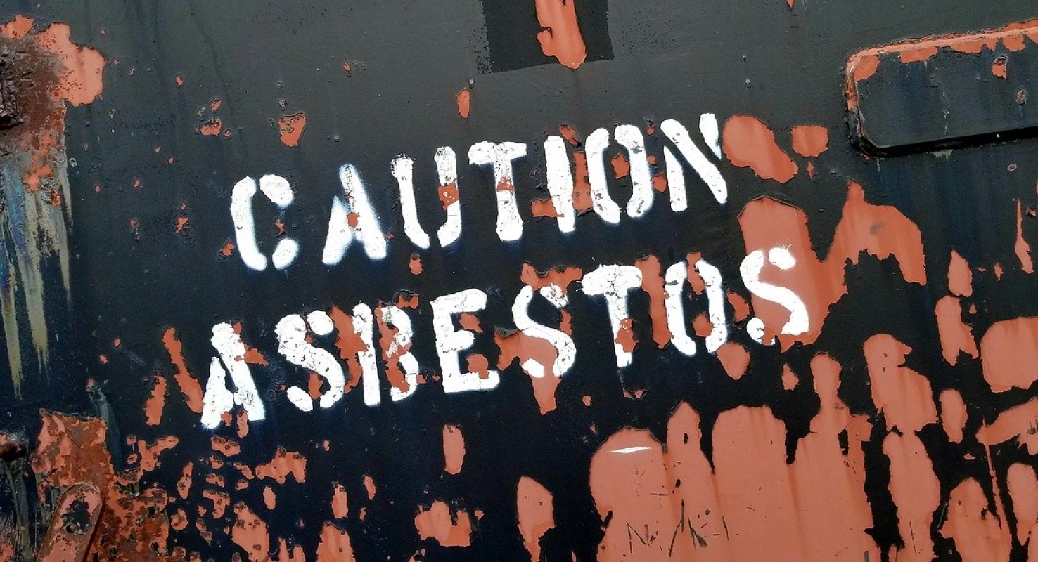 Asbest vormt een bedreiging voor de gezondheid, vooral wanneer asbesthoudend materiaal wordt verplaatst en vezels vrijkomen en worden ingeademd (bijvoorbeeld bij renovaties).
