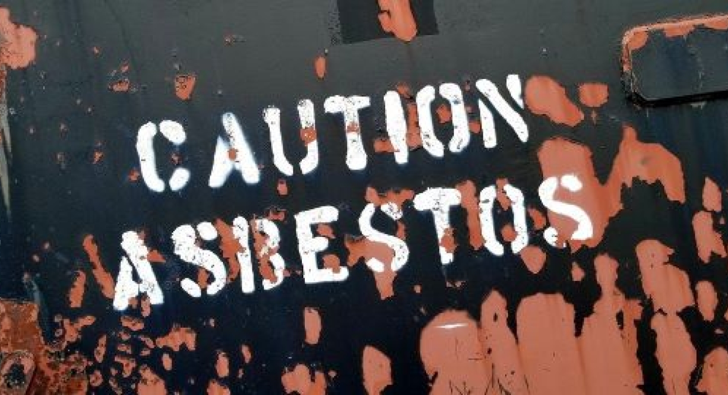 Het asbestverwijderingsbedrijf heeft meerdere malen nagelaten om preventieve maatregelen te treffen om de concentratie van asbestvezels in de lucht zo laag mogelijk te houden.