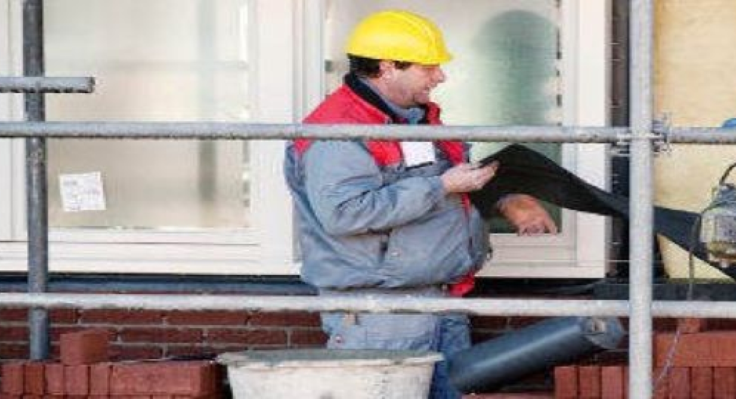 Meer aandacht voor veilige arbeidsmiddelen en veiligheidsprocedures Jongeren tussen 15 en 24 jaar en ouderen zijn vaker betrokken bij arbeidsongevallen. Het vallen van hoogte, ‘gegrepen’ worden door bewegende delen van een machine, geraakt worden door vallende objecten en aanrijdingen zijn de meest voorkomende ongelukken.