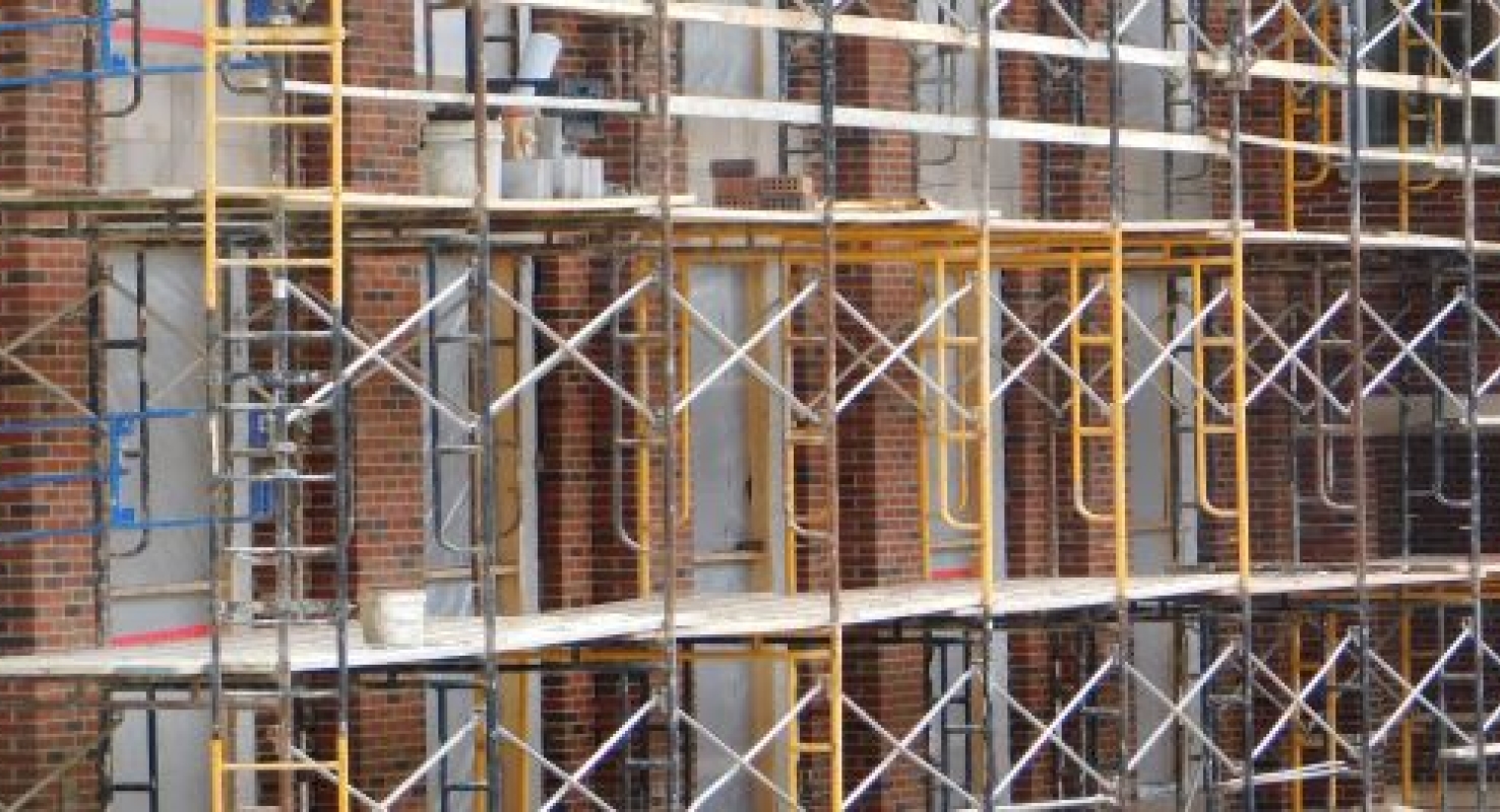 Het bouwbedrijf heeft de Arbeidsomstandighedenwet overtreden en heeft zich niet gehouden aan de in het Arbobesluit opgenomen bepalingen omtrent de veiligheid van de werknemers.