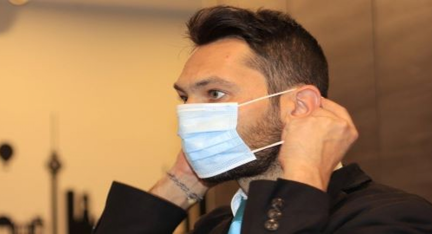 Een ruime meerderheid van alle medewerkers die besmet zijn geweest met het coronavirus, denkt dit op het werk te hebben opgelopen. In de verzorgings- en verpleeghuizen denkt bijna driekwart op het werk te zijn besmet.