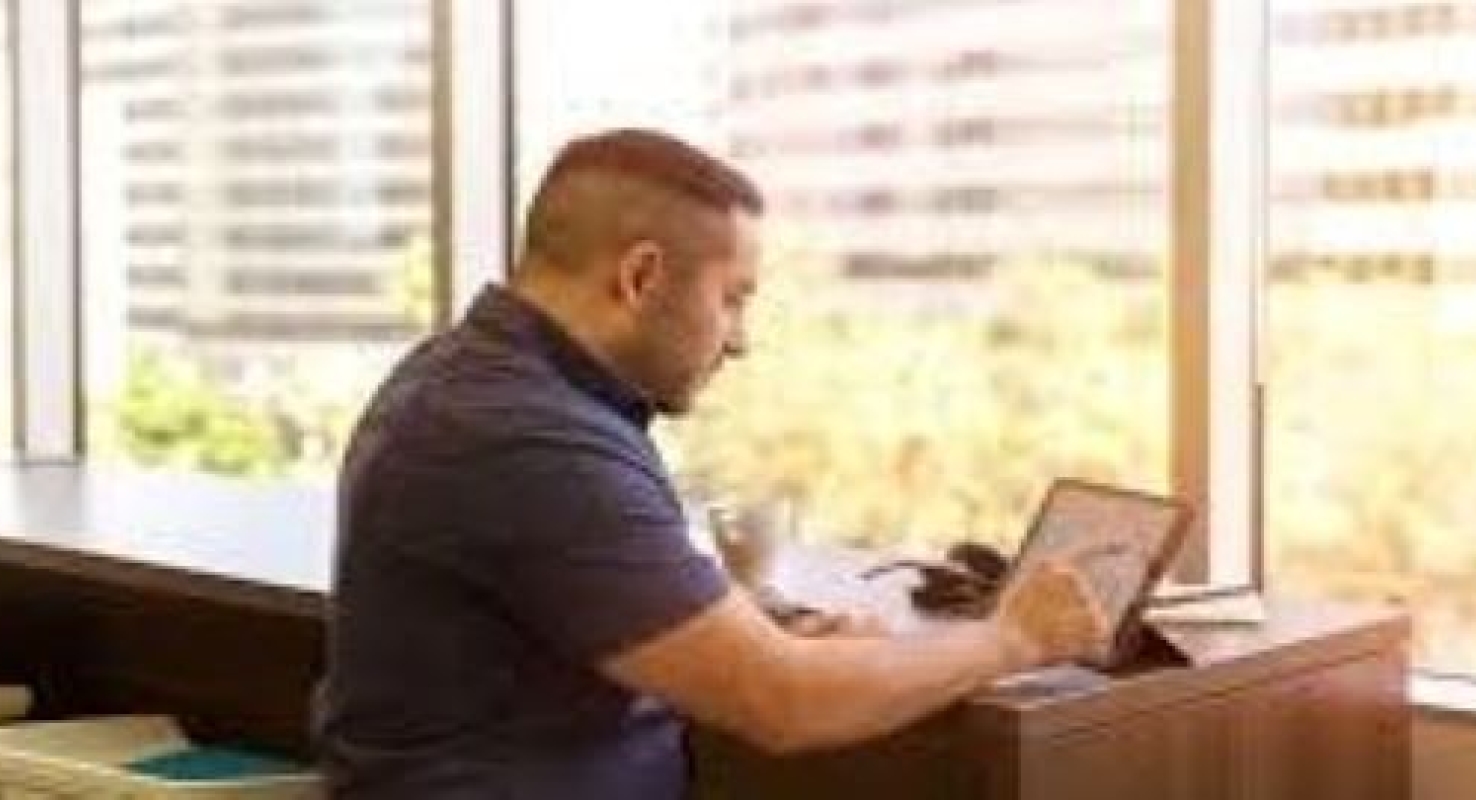 Te weinig daglicht op werkplek Over ruim een maand is het alweer de kortste dag van het jaar. Op een gemiddelde werkdag van acht uur ’s ochtends tot vijf uur ’s middags komen de meeste mensen in het donker op hun werk en gaan ook in het donker weer naar huis. Een wandelingetje tijdens de lunchpauze levert naast een dagelijkse portie beweging ook een dosis daglicht op.