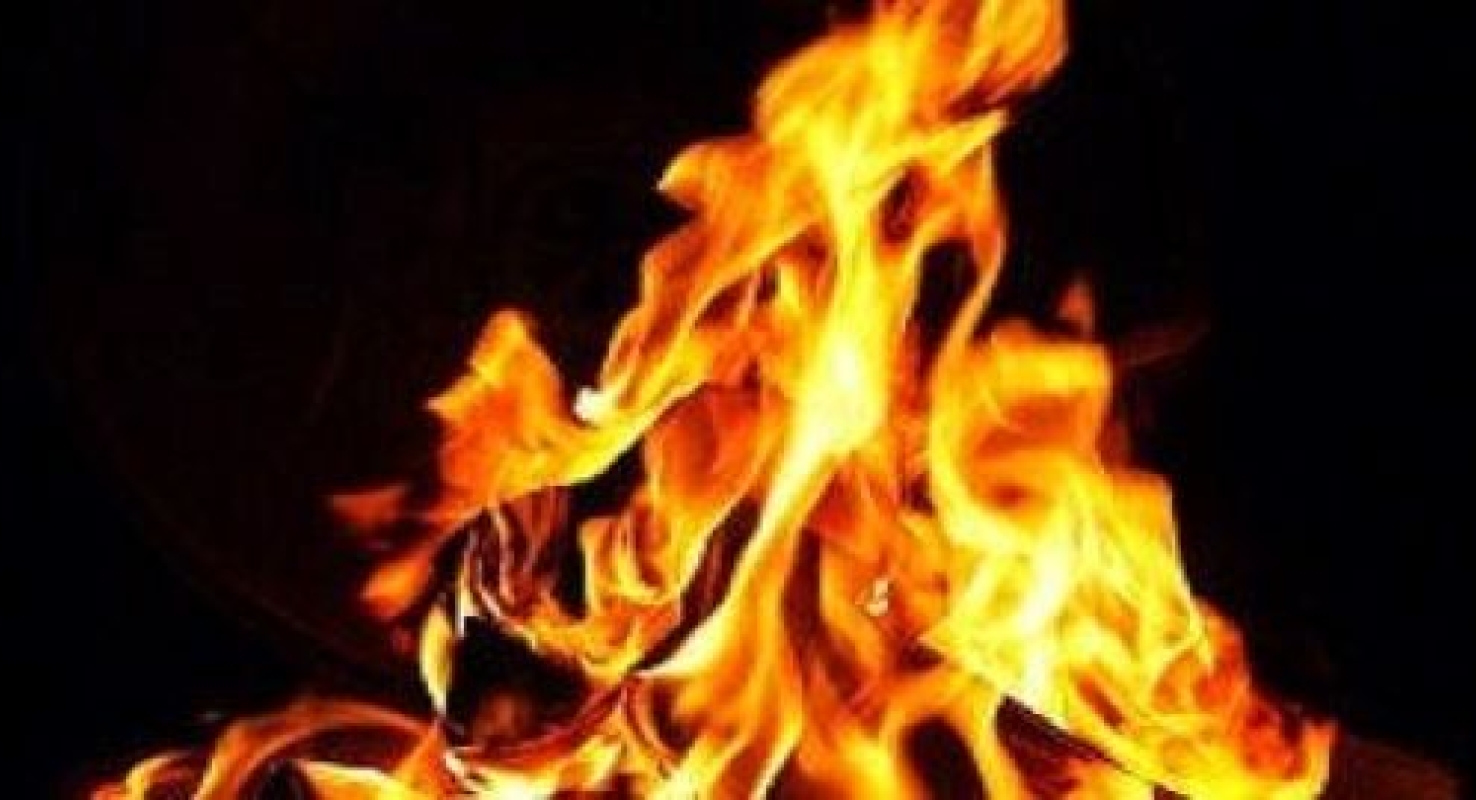 Bij de productie van de lijmen en kitten worden oplosmiddelen gebruikt. De dampen die bij het toevoegen van grondstoffen vrijkomen, kunnen door elektrostatische ontlading ontsteken met brand- en explosiegevaar als gevolg.