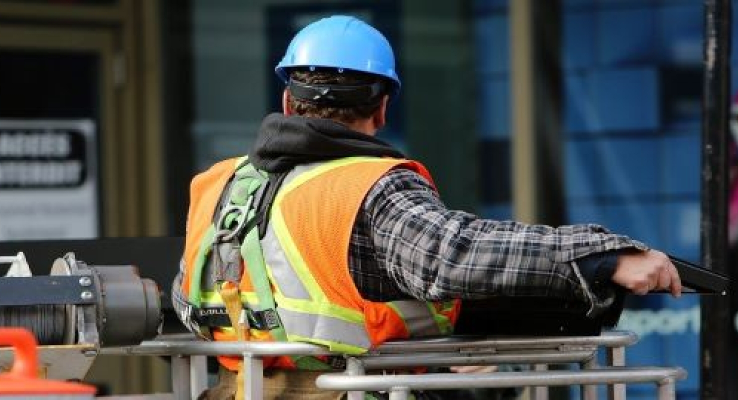 De Inspectie zag in de pilot dat werkgevers regelmatig zelfs meer gaan investeren in veiligheidsmaatregelen dan ze ooit aan een boete zouden hebben betaald.