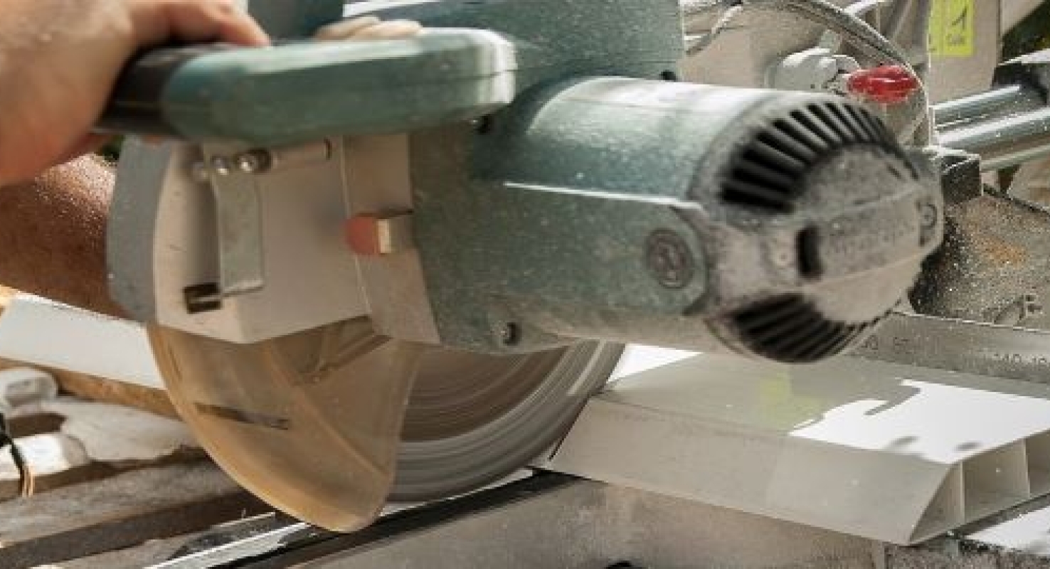 De ruim zevenduizend overtredingen variëren van een slechte brandbeveiliging tot achterstallig onderhoud aan machines waardoor giftige gassen kunnen weglekken, blijkt uit het onderzoek van de Universiteit Leiden en de Vrije Universiteit (Amsterdam), dat dit najaar wordt gepresenteerd.