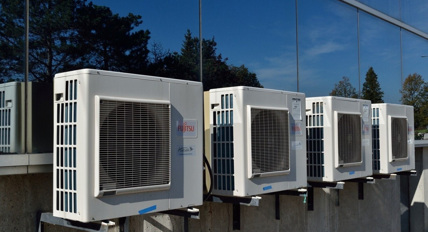 Onder bepaalde omstandigheden kan besmetting ook plaatsvinden via virusdeeltjes in de lucht. In gebouwen is daarom voldoende ventilatie nodig.