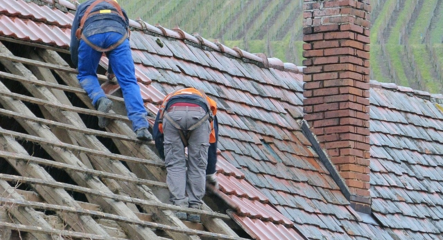 De rechtbank oordeelt dat het bedrijf en de leidinggevende schuld hebben aan het zware letsel dat de medewerker opliep. Het bedrijf is verantwoordelijk voor het veiligheidsbeleid en daarmee voor de veiligheid van werknemers.
