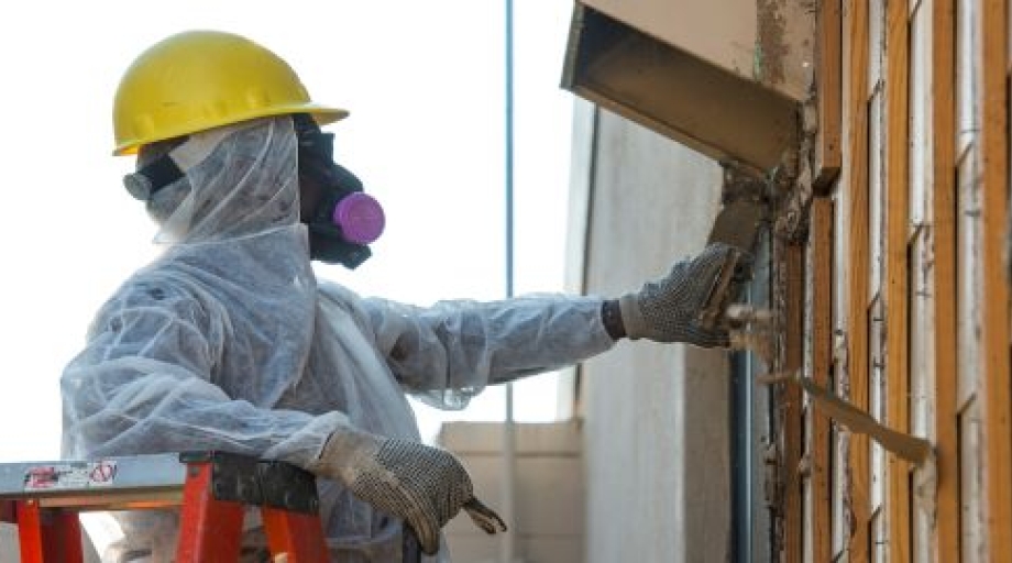 Het verwijderen van asbest gebeurt nog steeds niet veilig genoeg. De Inspectie SZW legde negen keer het werk stil, omdat er te onveilig werd gewerkt.