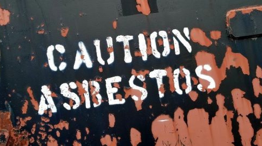Het asbestverwijderingsbedrijf heeft meerdere malen nagelaten om preventieve maatregelen te treffen om de concentratie van asbestvezels in de lucht zo laag mogelijk te houden.