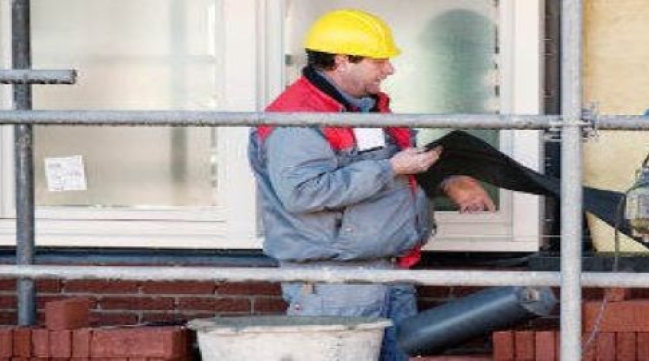De meeste rolsteigers worden op een onveilige manier gebruikt. De kans op valgevaar is groot, omdat bijvoorbeeld de wielen niet op de rem staan.