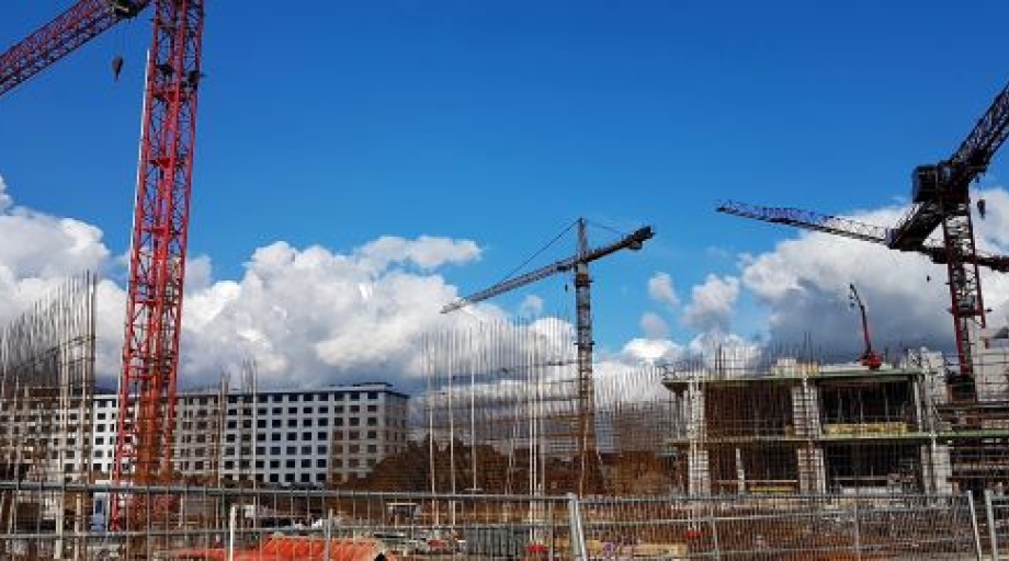 Veel bouwwerkzaamheden die de Inspectie bezocht, worden in opdracht van woningbouwcorporaties uitgevoerd. Zij hebben als opdrachtgever een belangrijke verplichting om eerlijk, gezond en veilig werken tijdens het hele bouwproces te borgen.