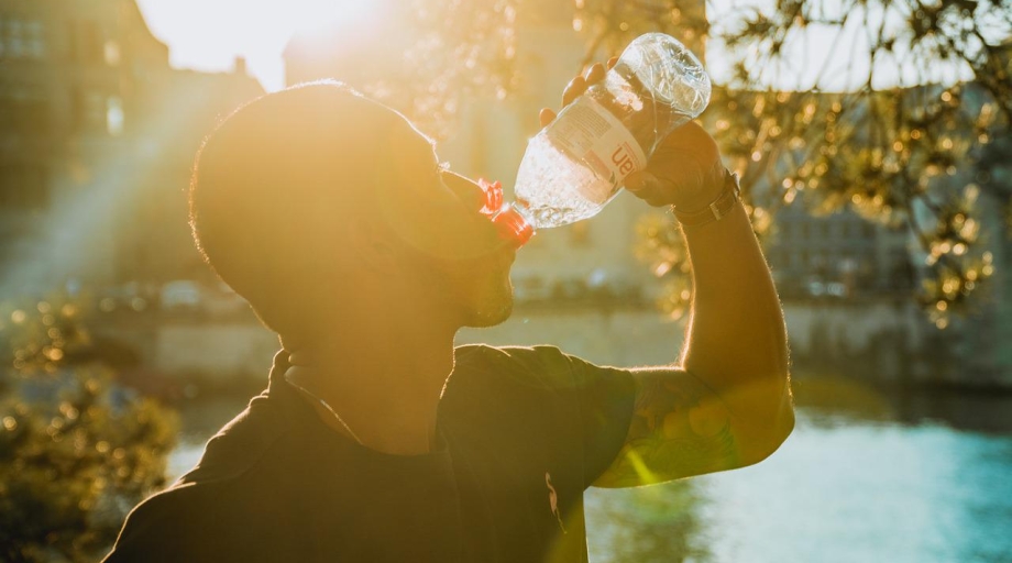 Zowel extreme hitte als hoge concentraties ozon in de zomer, zomersmog, hebben invloed op iedereen. Maar ook zomersmog kent kwetsbare groepen, zoals ouderen, kinderen, mensen met ziekten aan de luchtwegen en mensen die zich inspannen in de buitenlucht.