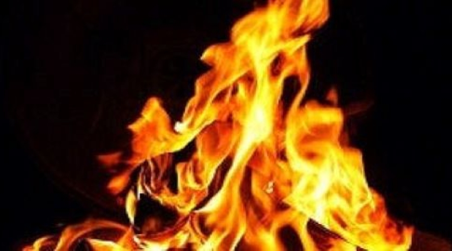 Bij de productie van de lijmen en kitten worden oplosmiddelen gebruikt. De dampen die bij het toevoegen van grondstoffen vrijkomen, kunnen door elektrostatische ontlading ontsteken met brand- en explosiegevaar als gevolg.