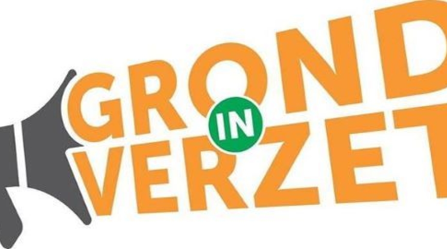 De vergunningverlening in de bouw – en infrasector is grotendeels tot stilstand gekomen door veranderde regelgeving op het gebied van stikstof en PFAS. Huizen worden niet gebouwd, files worden niet aangepakt, grondwerk ligt stil en ook de ambitieuze plannen uit het Klimaatakkoord kunnen niet worden uitgevoerd.