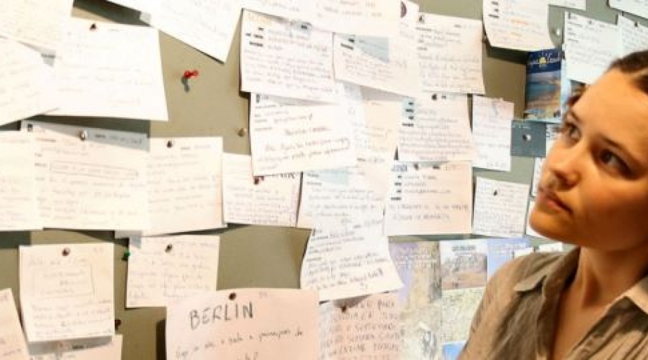 Werknemer kijkt naar prikbord vol informatie