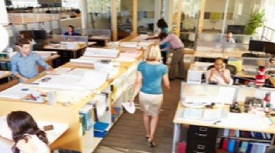 Het contact tussen managers en medewerkers is bij thuiswerken anders dan bij het werken op kantoor. De helft van de werknemers heeft thuis dezelfde productiviteit als op kantoor.