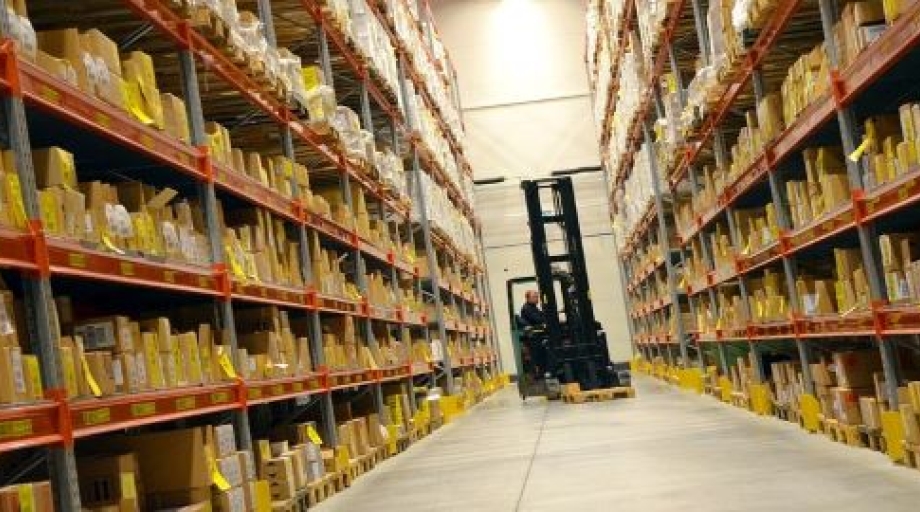 In een magazijn wordt vaak met pallets gewerkt. De zwaarste pallets moeten altijd zo laag mogelijk  geplaatst worden. De stellingen in een magazijn kunnen gevaar opleveren als er sprake is van een slechte constructie of als er sprake is van overbelasting.