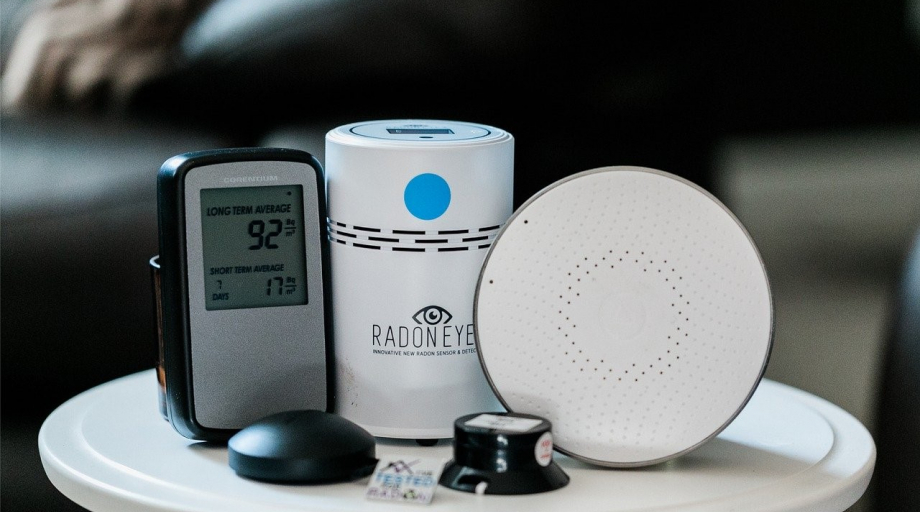 De kans op blootstelling aan radon is in het algemeen klein, maar blijkt hoger op werkplekken onder de grond, en op werkplekken waar met grondwater wordt gewerkt.