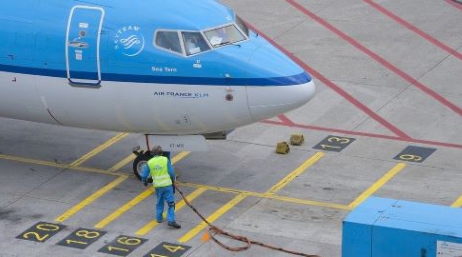 De bond vraagt aandacht voor de lage lonen en ongezonde werkomstandigheden op de luchthaven. FNV noemt de lonen die vaak rond het minimumloon liggen onleefbaar voor mensen die in de randstad wonen.