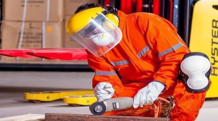 Veiligheidsmaatregelen zoals beschermde kleding of toegang tot de bedrijfsarts gelden volgens de Arbowet en Arbeidstijdenwet voor alle werkenden, ongeacht het type arbeidsrelatie. In de praktijk pakt het anders uit.