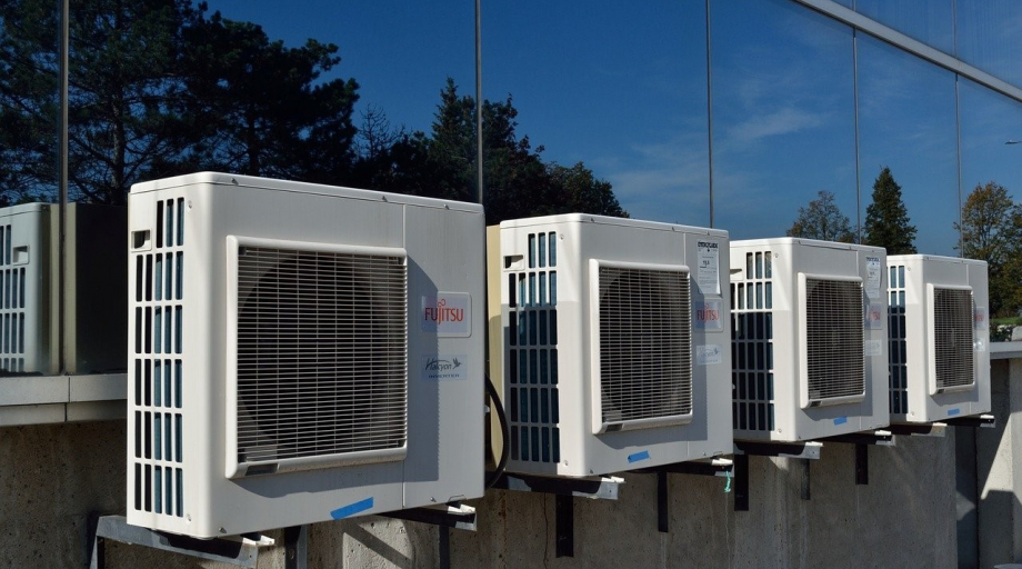 Onder bepaalde omstandigheden kan besmetting ook plaatsvinden via virusdeeltjes in de lucht. In gebouwen is daarom voldoende ventilatie nodig.