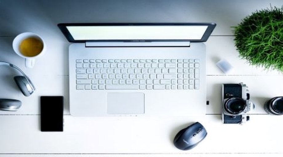 De Inspectie SZW controleerde tussen januari en oktober 2019 in totaal 28 accountantskantoren met samen ruim 3000 werknemers. De kantoren zijn willekeurig geselecteerd en het beeld is volgens de inspectie indicatief en niet representatief voor accountantskantoren in het algemeen.