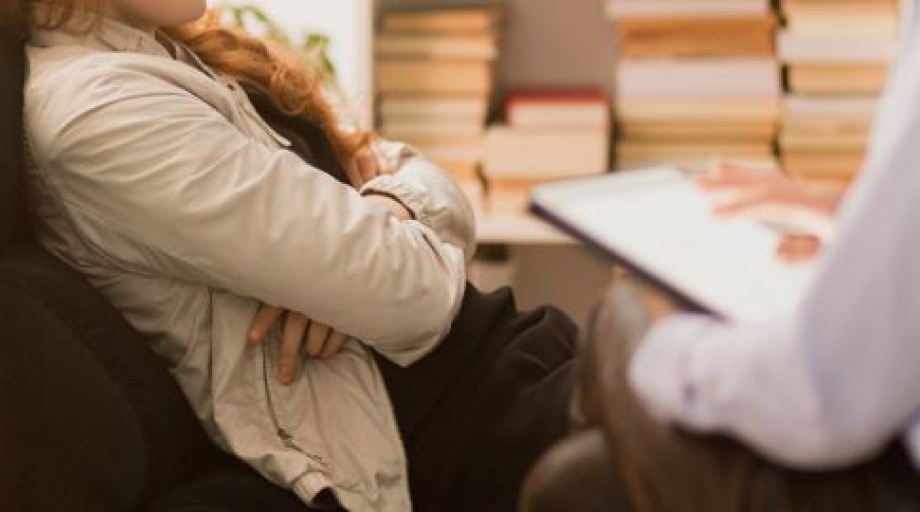 Een vertrouwenspersoon kan helpen bij het voorkomen of verminderen van de psychosociale arbeidsbelasting die daardoor kan ontstaan.